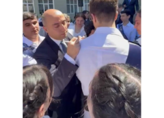 Emin Əmrullayev məzunların köynəyinə təbriklərini yazdı – VİDEO