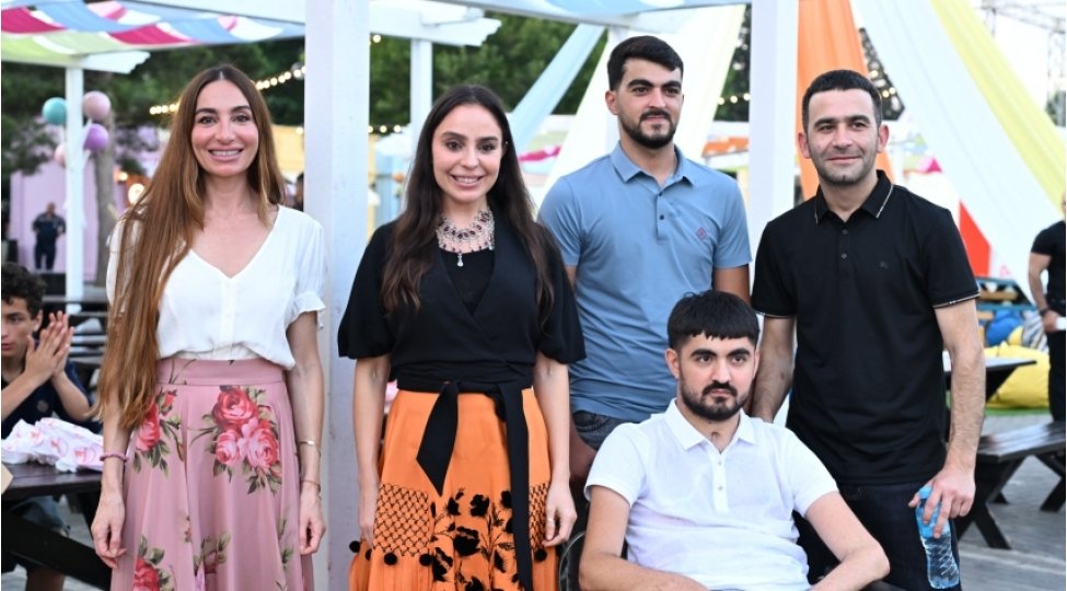 Leyla Əliyeva və Arzu Əliyeva “CandyFest” yay festivalını ziyarət edib və “Sehrli mirvari” su sirki şousunu izləyiblər