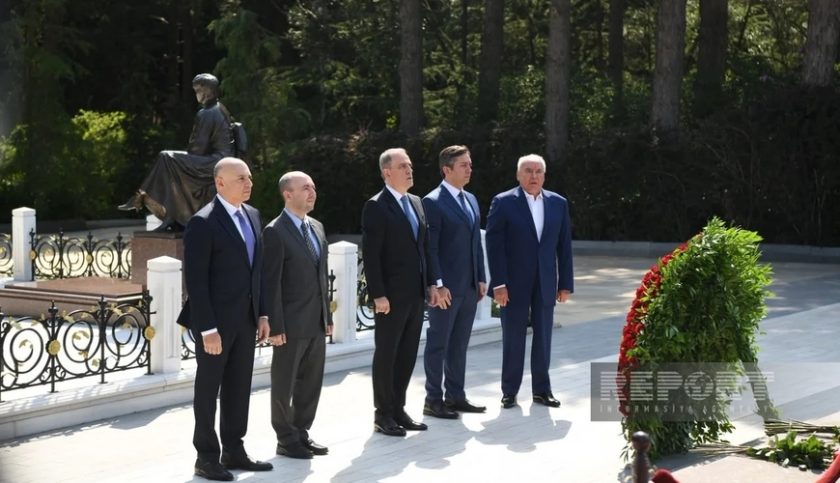 Azərbaycan XİN-in kollektivi Fəxri və Şəhidlər xiyabanlarını ziyarət edib – YENİLƏNİB