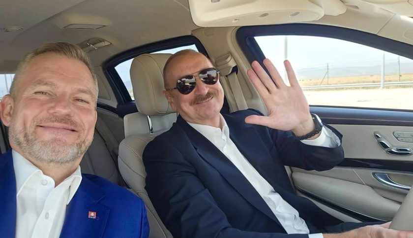 Prezidentin maşınında selfi çəkdi – FOTO