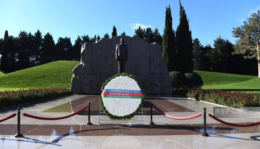 Slovakiya prezidenti Heydər Əliyevin məzarını ziyarət etdi