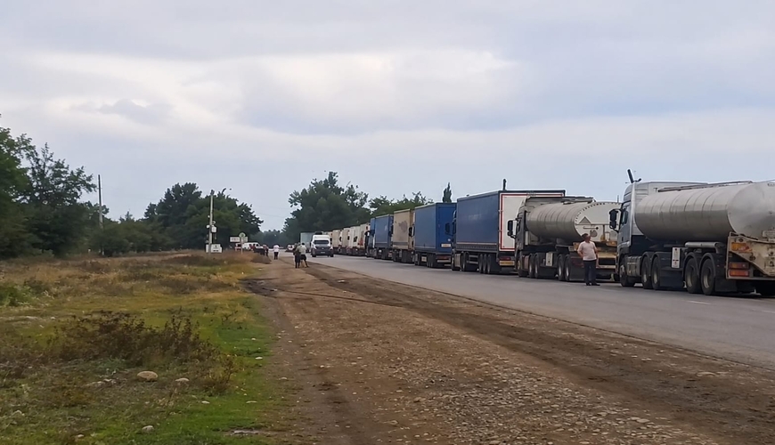 Sərhəddə “güzgü effekti”? – yüzlərlə xarici TIR Azərbaycana keçə bilmir