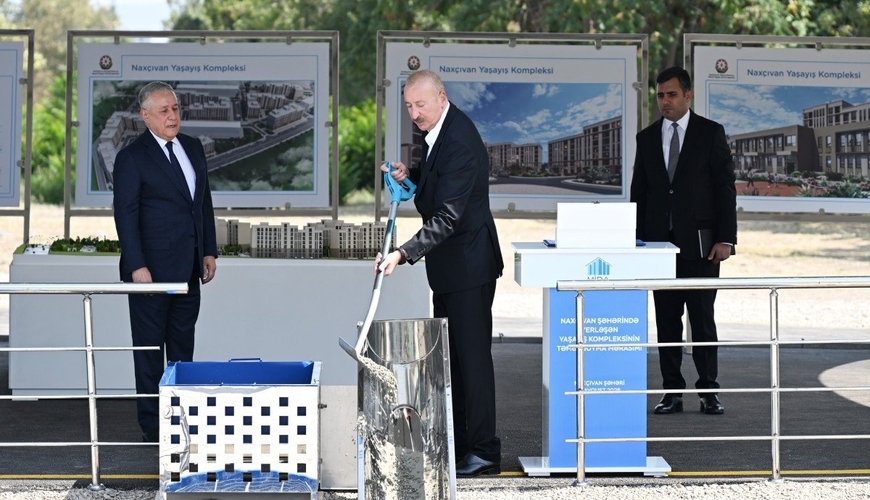 İlham Əliyev Naxçıvan şəhərində sosial evlər kompleksinin təməlini qoyub