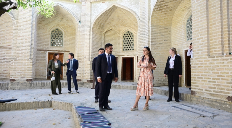 Leyla Əliyeva ilk Buxara Biennalesinin əsərləri ilə tanış olub