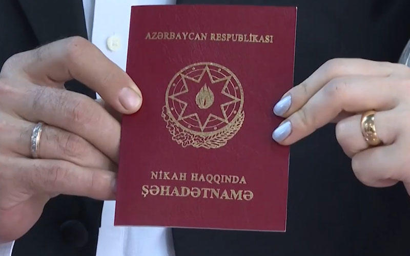 Azərbaycanda həyat yoldaşının soyadını götürən kişilərin sayı açıqlandı