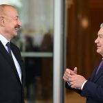 Prezident İlham Əliyev Daşkənddə Müstəqillik abidəsini ziyarət edib