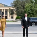 İlham Əliyev ümummilli liderin Naxçıvan şəhərinin mərkəzində ucaldılan abidəsini ziyarət edib – FOTO