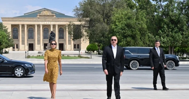 İlham Əliyev ümummilli liderin Naxçıvan şəhərinin mərkəzində ucaldılan abidəsini ziyarət edib – FOTO