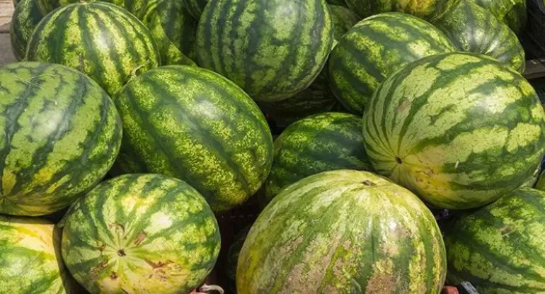 Aldığı qarpızlar xarab çıxdı, satıcını döydü