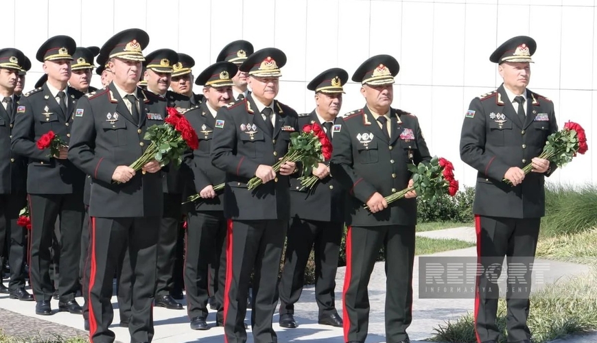 Müdafiə naziri və müavinləri Zəfər abidəsini ziyarət ediblər