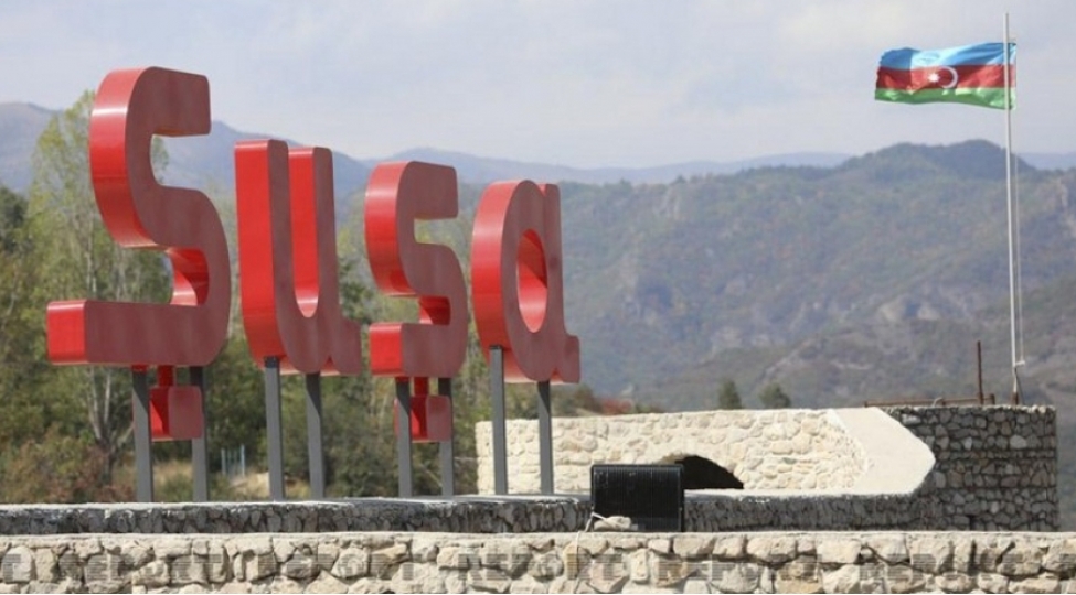 Şuşaya gedən bəzi yerli turistlər qaya və daşlara müxtəlif adlar yazaraq şəhərin tarixi və təbiətinə ziyan verirlər