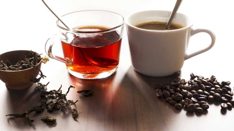 Çay, qəhvə və şirin içkilər suyu əvəz edə bilərmi?