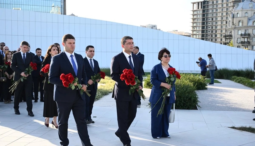 Media və Yayım Şurasının rəhbərliyi və kollektivi şəhidləri anıb