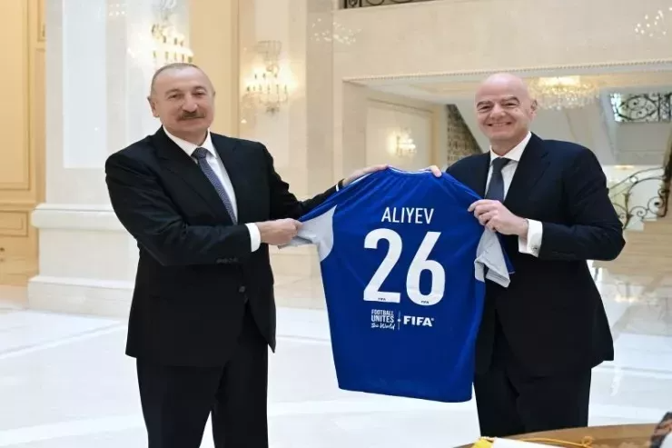FIFA prezidenti İlham Əliyevə hədiyyələr verdi – FOTOLAR