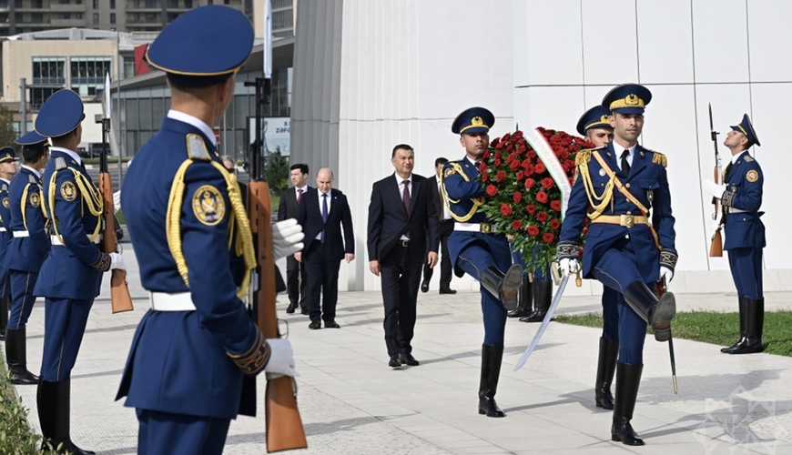 Tacikistan baş naziri Zəfər Parkında – FOTOLAR