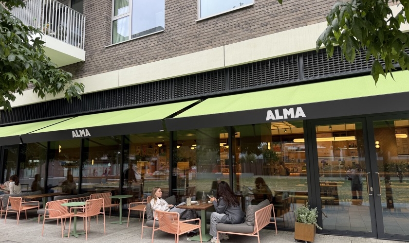 Londonda restoran açan azərbaycanlı: Həftədə üç minə yaxın qonağa Azərbaycan çayı təqdim edirikFOTOVİDEOREPORTAJ