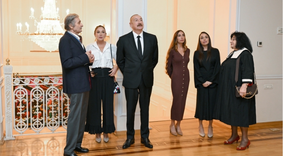 Prezident İlham Əliyev, birinci xanım Mehriban Əliyeva və ailə üzvləri “Mənim Abşeronum: Üstə gəl” adlı retrospektiv sərgi ilə tanış olublar