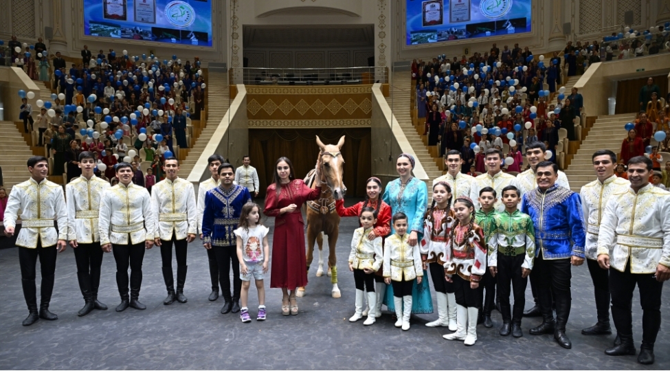 Leyla Əliyeva Arkadağ şəhərində əfsanəvi “Galkynyş” milli atüstü oyunlar qrupunun çıxışını izləyib