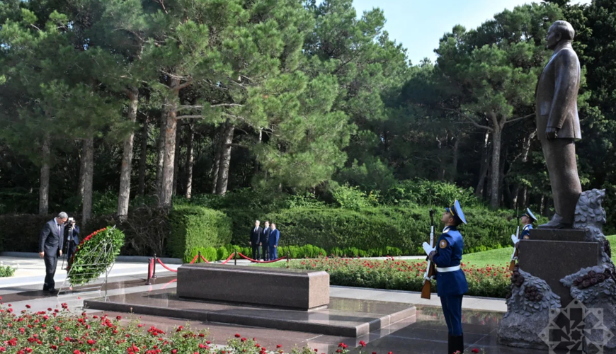 Kambocanın Baş naziri Ümummilli Lider Heydər Əliyevin məzarını ziyarət edib