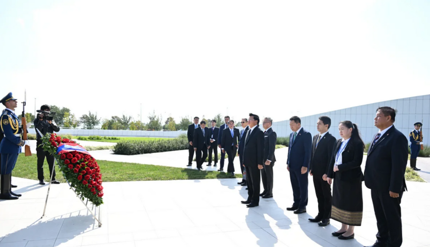 Laos prezidenti Zəfər parkını ziyarət etdi